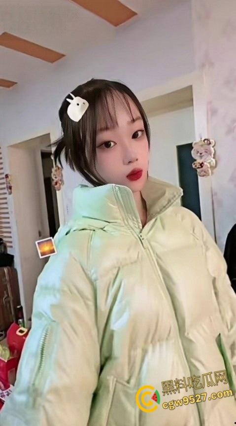 山东高中生少女【曹羽萌】,和男友厕所激情啪啪,熟练的跪在地上口交,白嫩酮体被狠狠后入打桩 !