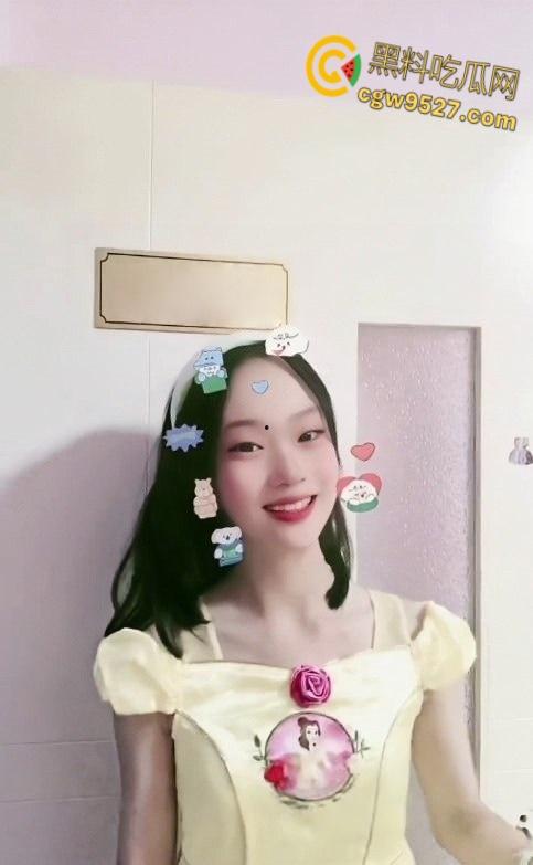 山东高中生少女【曹羽萌】,和男友厕所激情啪啪,熟练的跪在地上口交,白嫩酮体被狠狠后入打桩 !