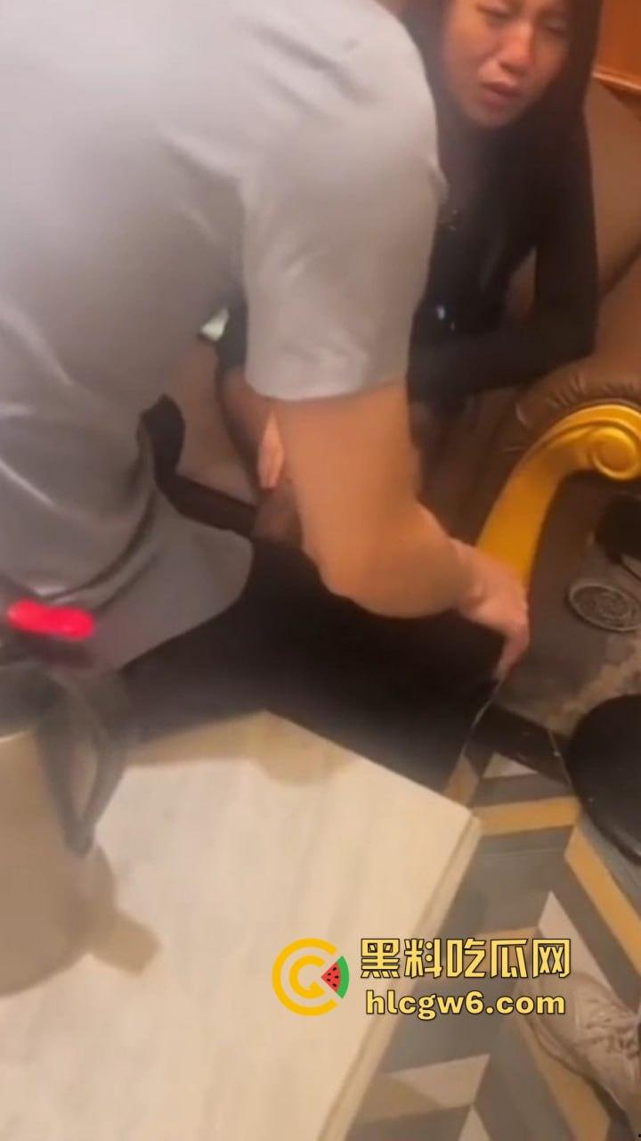 南京KTV小妹到处串台，被大哥抓个正着，不给钱还想白嫖，酒白喝了，小妹差点当场哭晕！