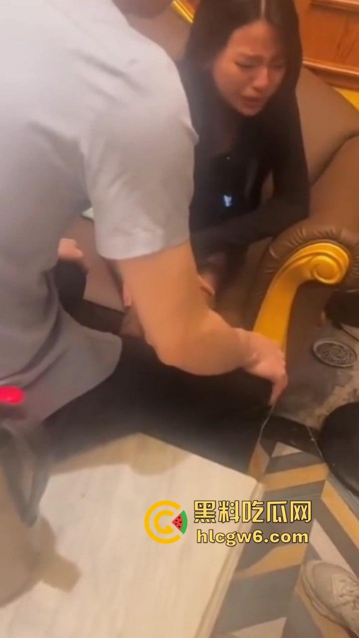 南京KTV小妹到处串台,被大哥抓个正着,不给钱还想白嫖,酒白喝了,小妹差点当场哭晕!