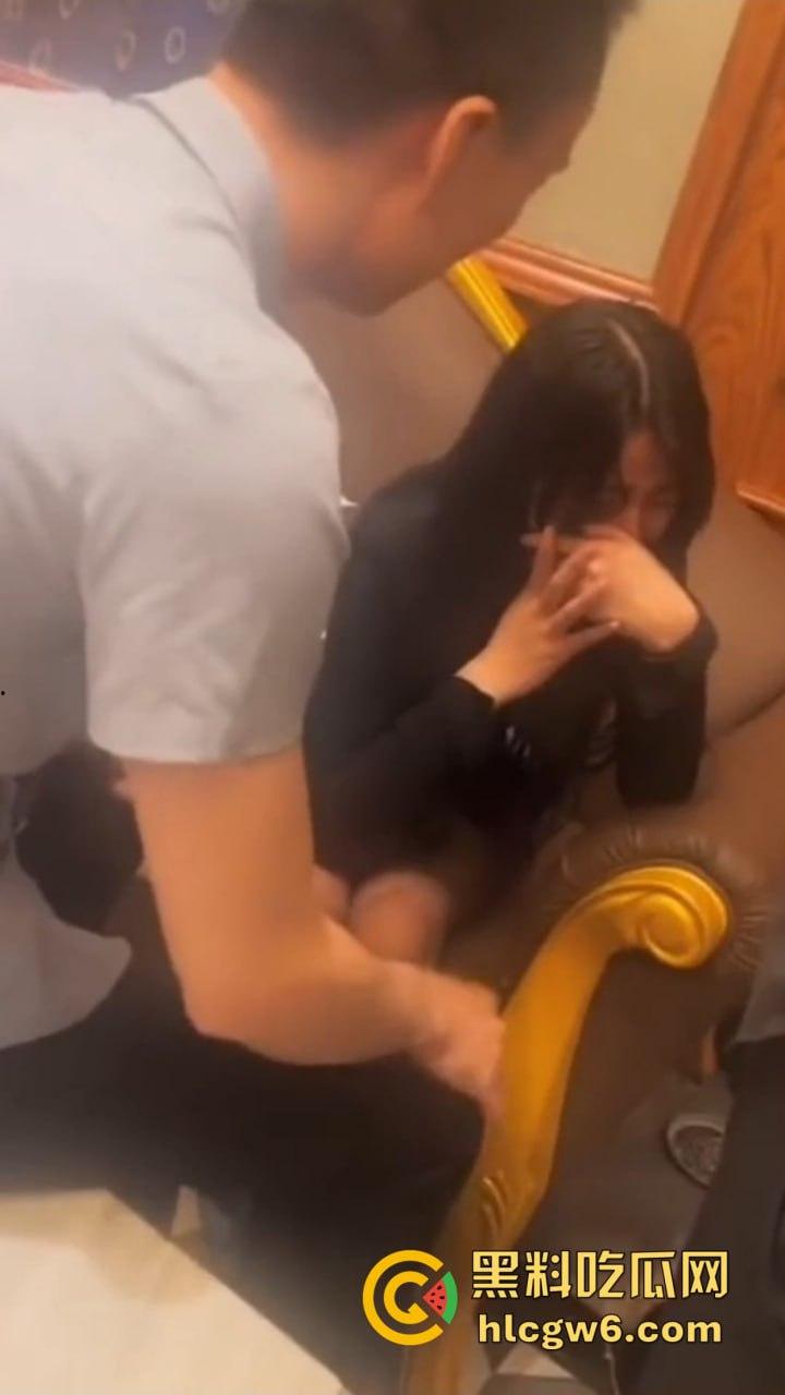 南京KTV小妹到处串台,被大哥抓个正着,不给钱还想白嫖,酒白喝了,小妹差点当场哭晕!