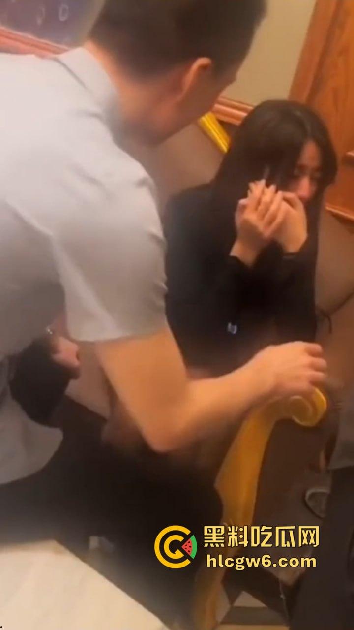 南京KTV小妹到处串台,被大哥抓个正着,不给钱还想白嫖,酒白喝了,小妹差点当场哭晕!