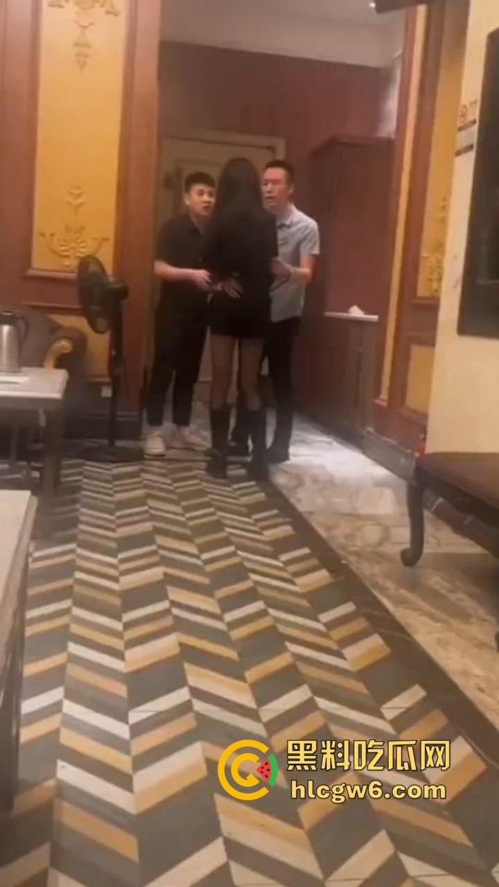 南京KTV小妹到处串台,被大哥抓个正着,不给钱还想白嫖,酒白喝了,小妹差点当场哭晕!