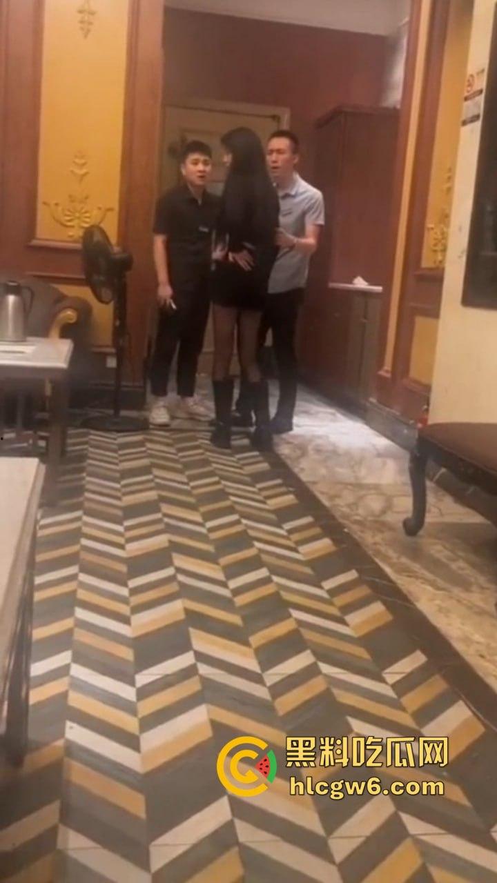 南京KTV小妹到处串台,被大哥抓个正着,不给钱还想白嫖,酒白喝了,小妹差点当场哭晕!