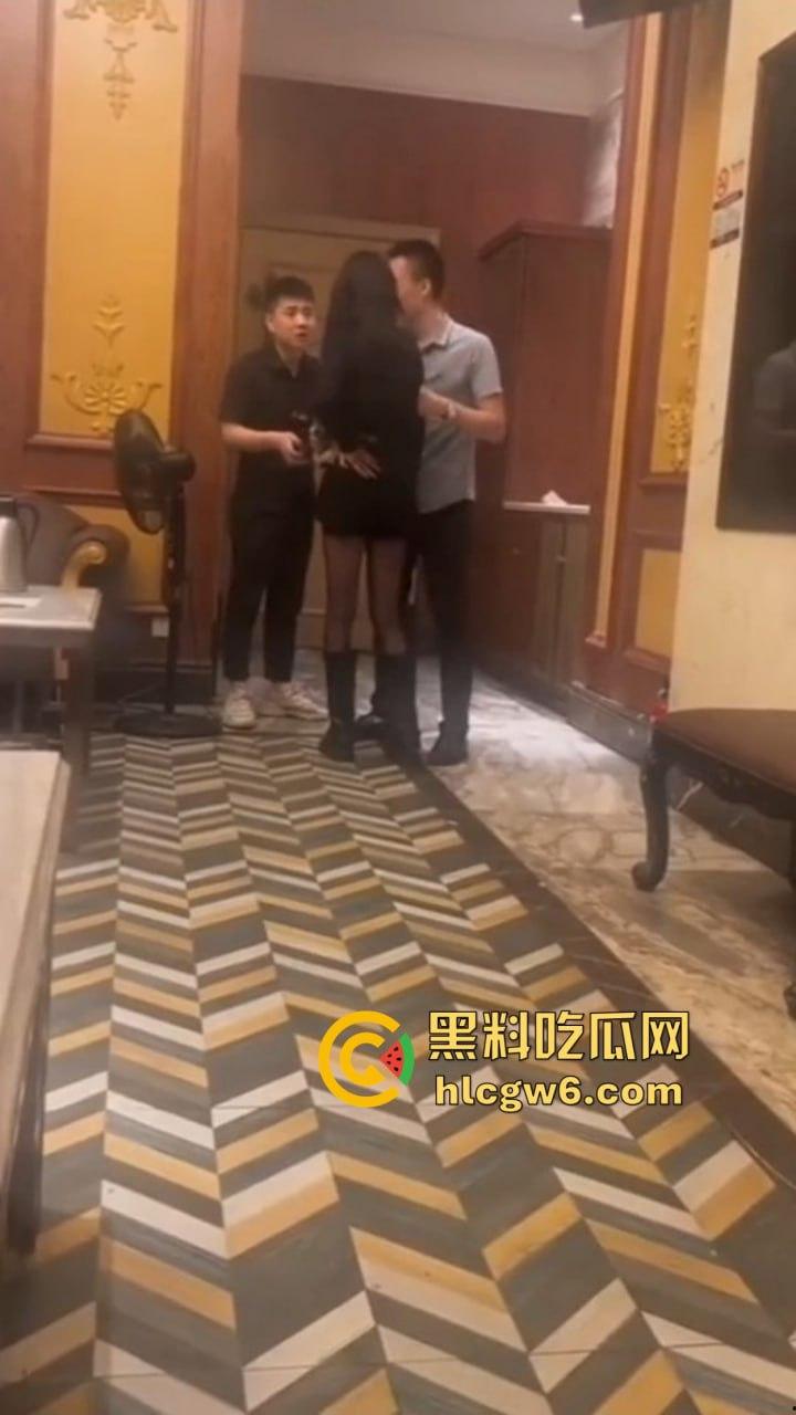 南京KTV小妹到处串台,被大哥抓个正着,不给钱还想白嫖,酒白喝了,小妹差点当场哭晕!