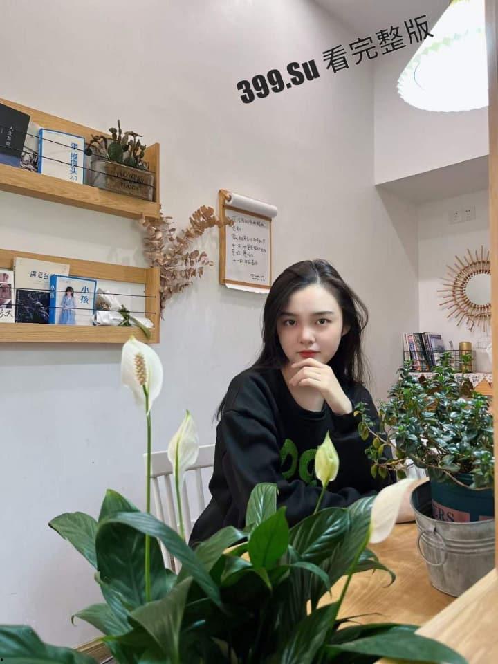 重庆21岁学生妹 曹兴运 分手后遭前男友曝光生活照和性爱视频 传播其是条性欲超强的反差母狗 至今任能偶尔约出来做爱