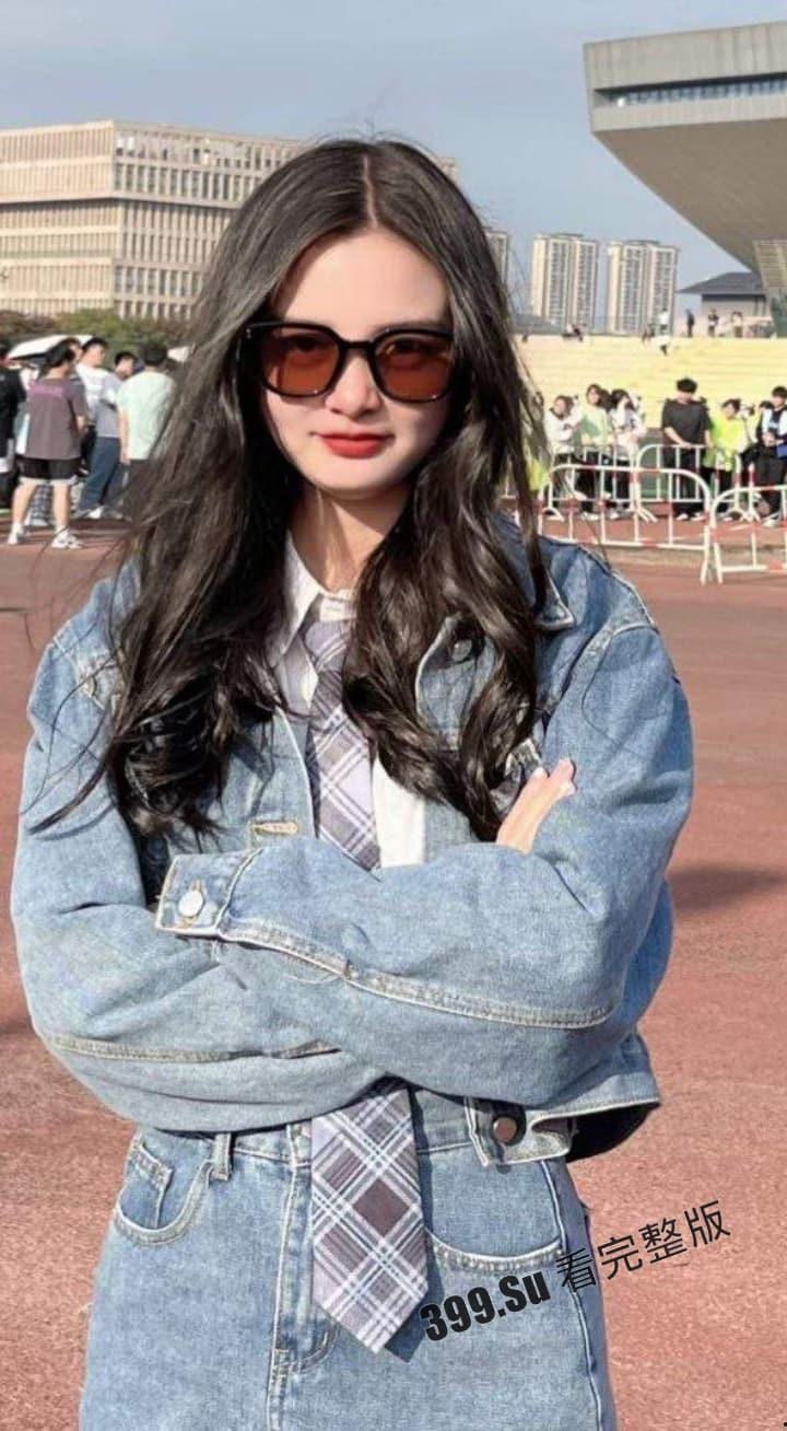 重庆21岁学生妹 曹兴运 分手后遭前男友曝光生活照和性爱视频 传播其是条性欲超强的反差母狗 至今任能偶尔约出来做爱