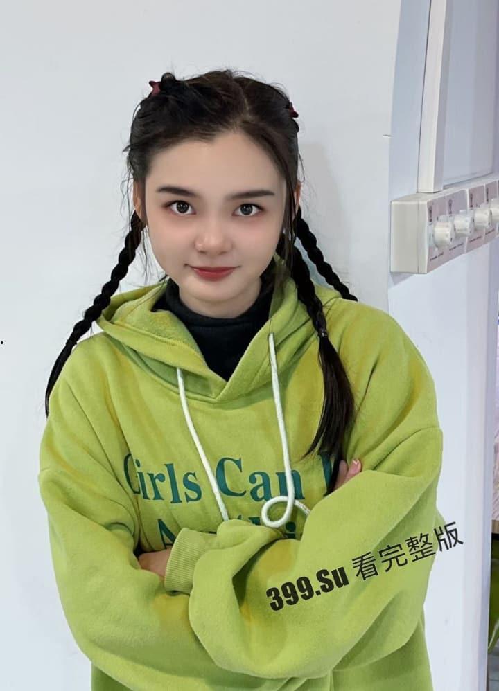 重庆21岁学生妹 曹兴运 分手后遭前男友曝光生活照和性爱视频 传播其是条性欲超强的反差母狗 至今任能偶尔约出来做爱