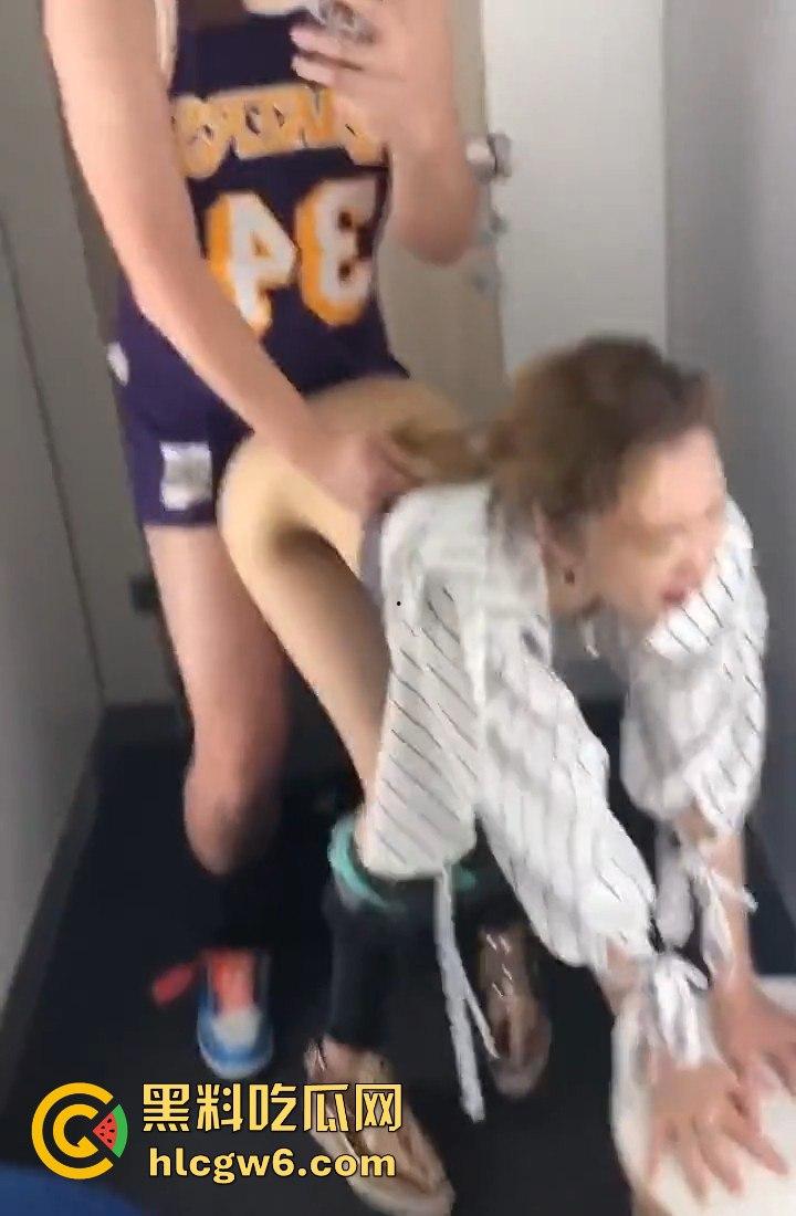 分手两年还能搞,夜店母狗主动求操,小哥的每一次猛干都能让她回味到失控!前女友现炮友,骚到人神共愤!