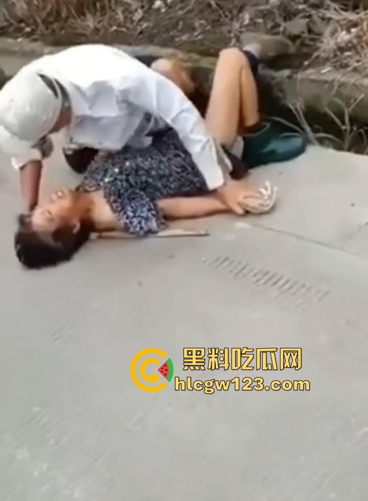 狂热夕阳红当街开干！ 大爷众目睽睽脱光大妈内裤强奸 大爷大妈玩得比年轻人还要过火！