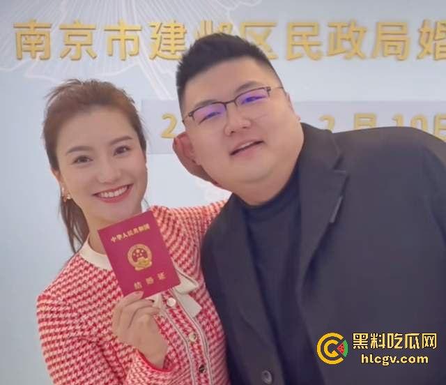 抖音千万粉网红【猴哥说车】疑似婚变!媳妇何钰欣爆8个月没回家,空姐床照黑历史被扒出!