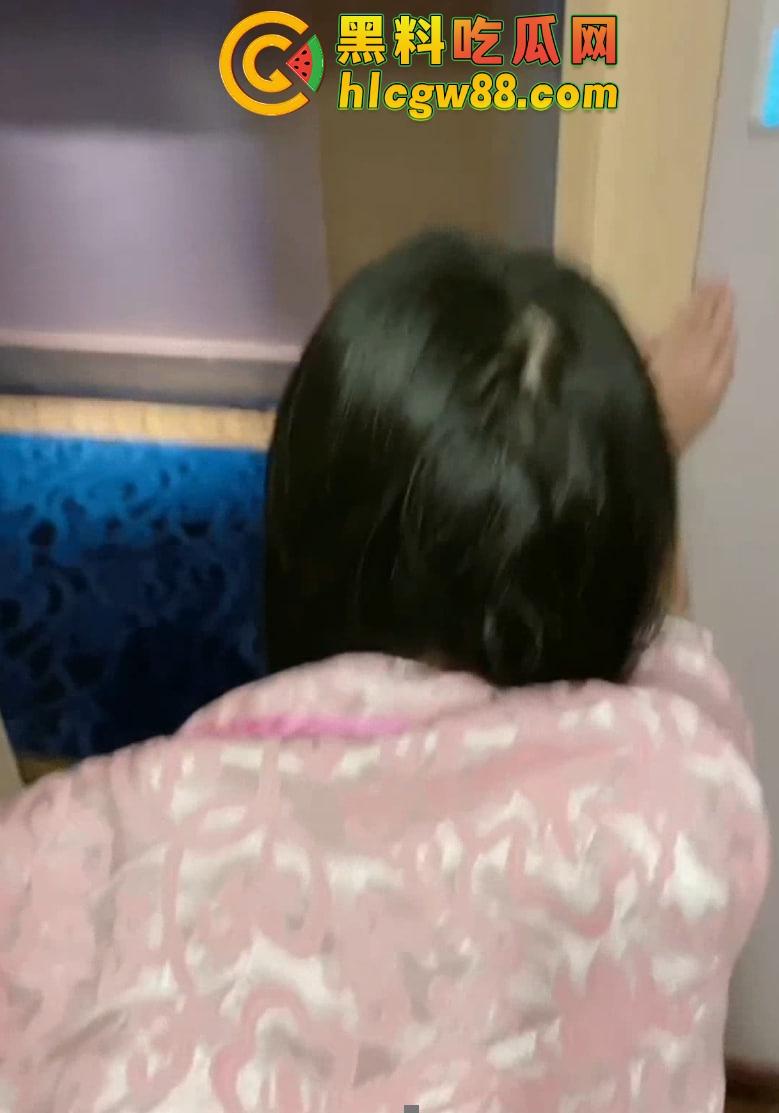 哈尔滨39中『钱晶』表面是人民教师,课后兼职洗浴小姐被大哥穿着浴袍开门日逼,玩的就是真实!