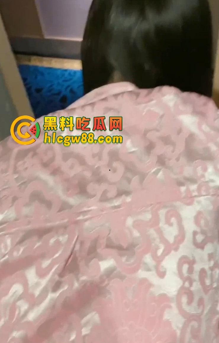 哈尔滨39中『钱晶』表面是人民教师,课后兼职洗浴小姐被大哥穿着浴袍开门日逼,玩的就是真实!