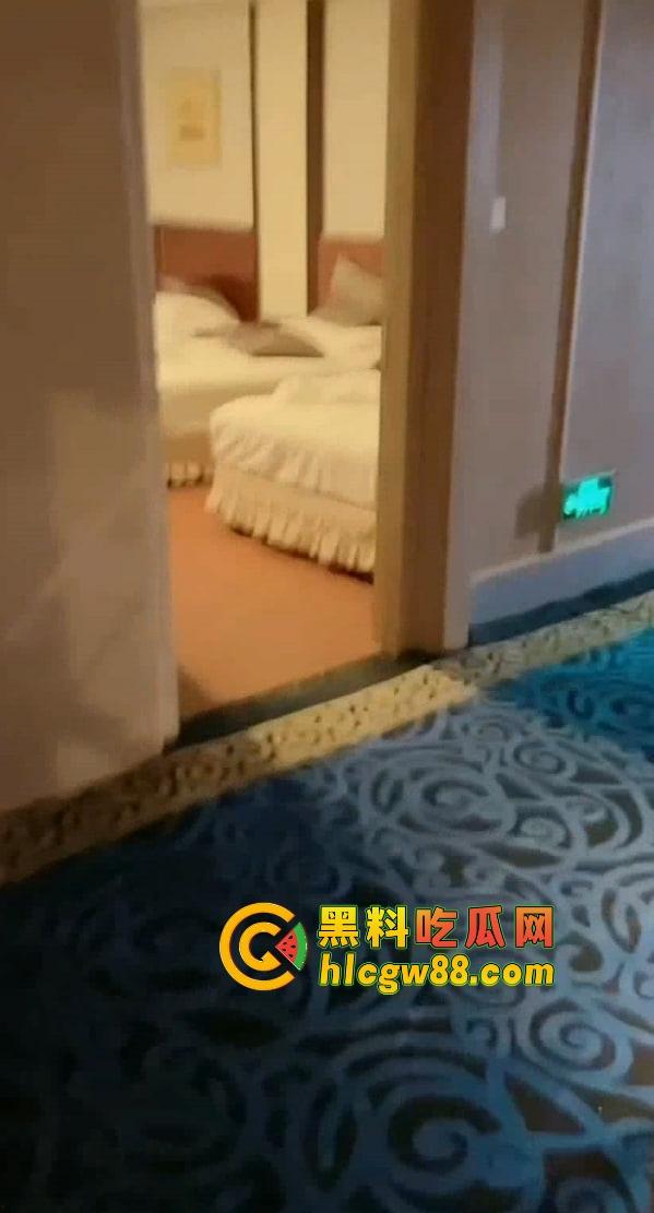 哈尔滨39中『钱晶』表面是人民教师,课后兼职洗浴小姐被大哥穿着浴袍开门日逼,玩的就是真实!