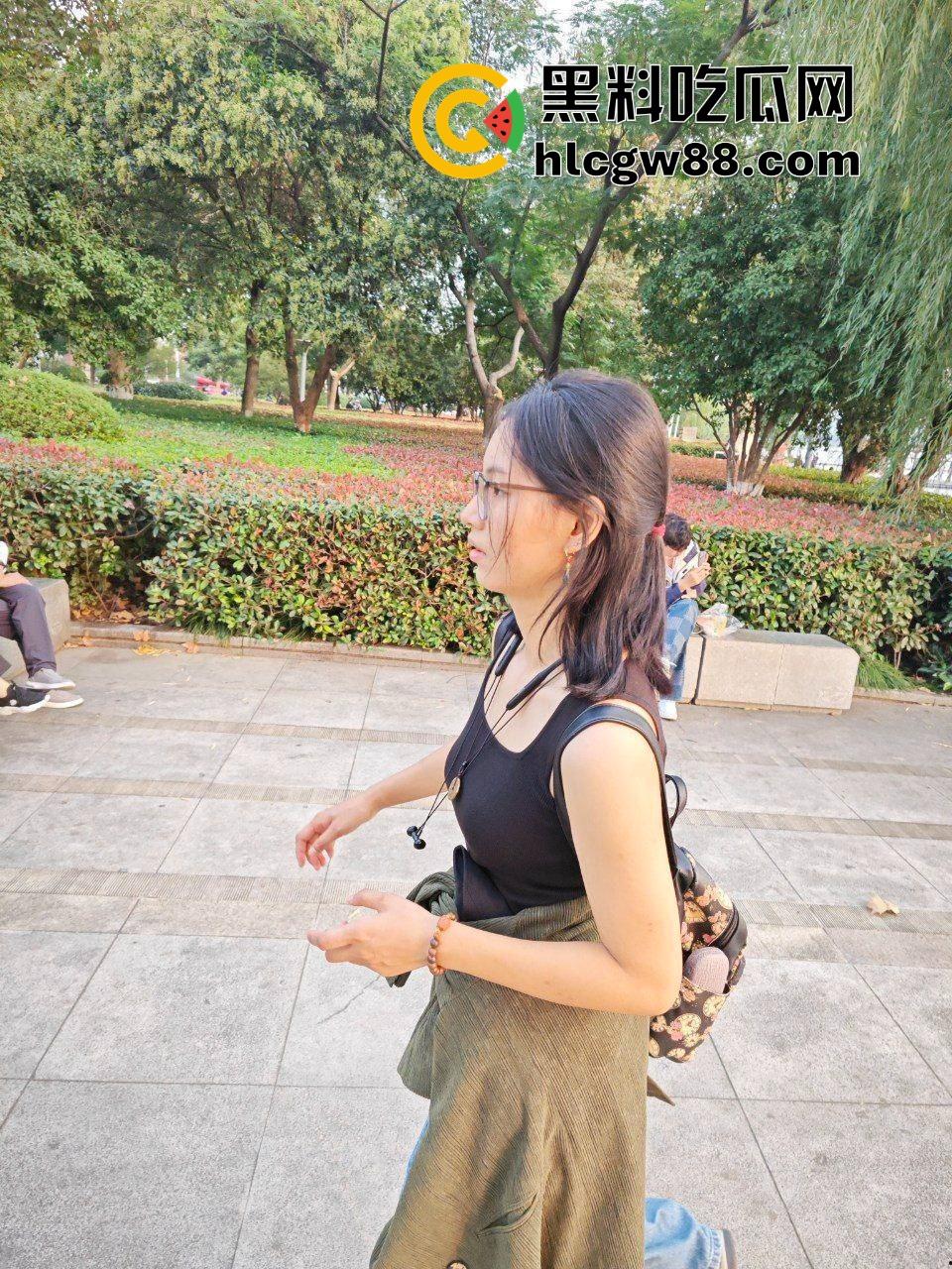 海口极品眼镜女【赵如意】表面清纯学生妹,实则反差婊母狗,渴求大鸡巴灌满骚穴,这浪货谁不想狠狠干一顿?