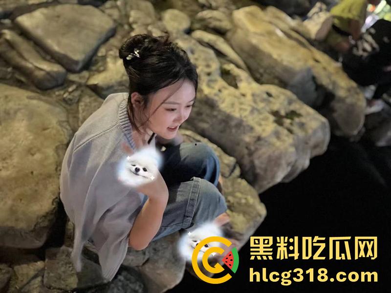 济南骚逼人妻【康红梅】翘臀顶着结婚证被情人后入，背着老公到处约炮，婚房性爱自拍曝光！