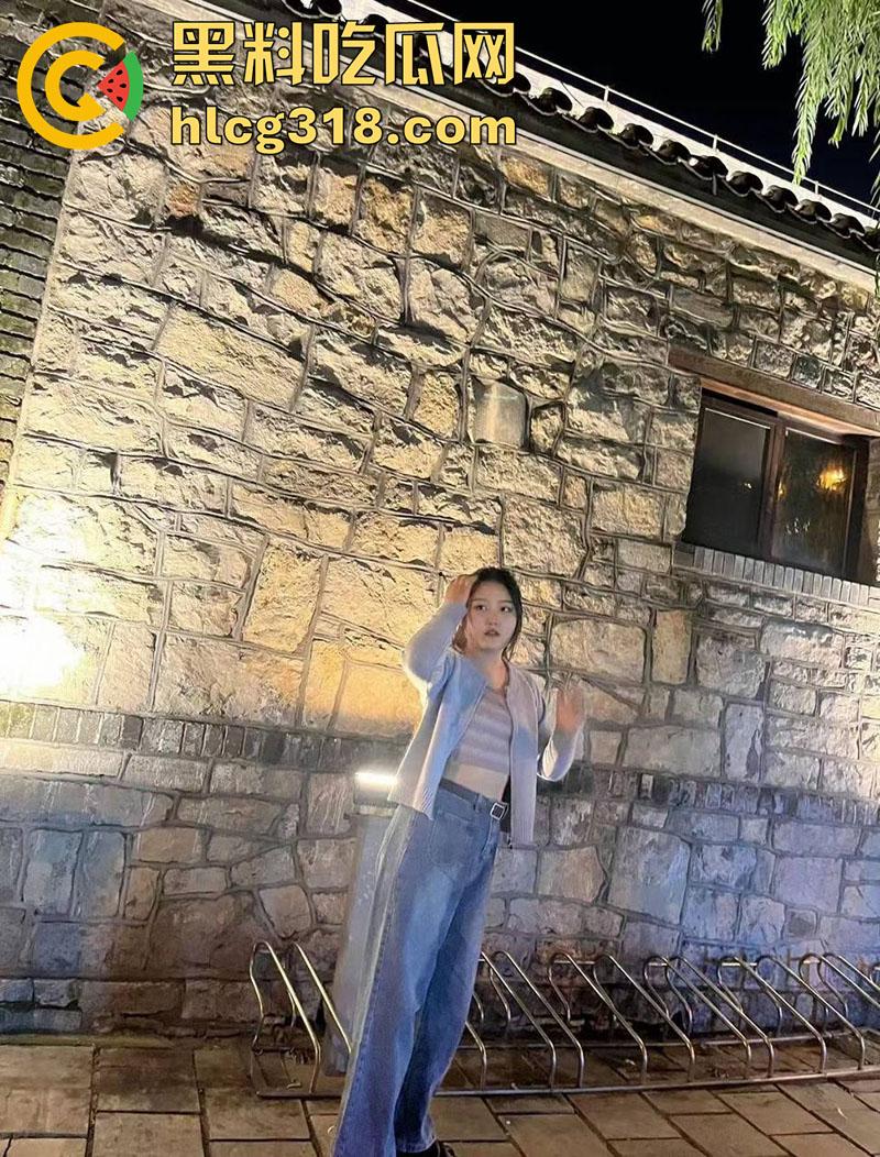 济南骚逼人妻【康红梅】翘臀顶着结婚证被情人后入,背着老公到处约炮,婚房性爱自拍曝光!