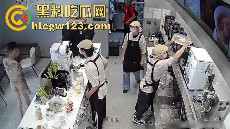 广东纹身精神小伙，吸毒后精神失常，全裸持刀冲入奶茶店，疯狂捅杀客人，全程无一人上前帮忙！