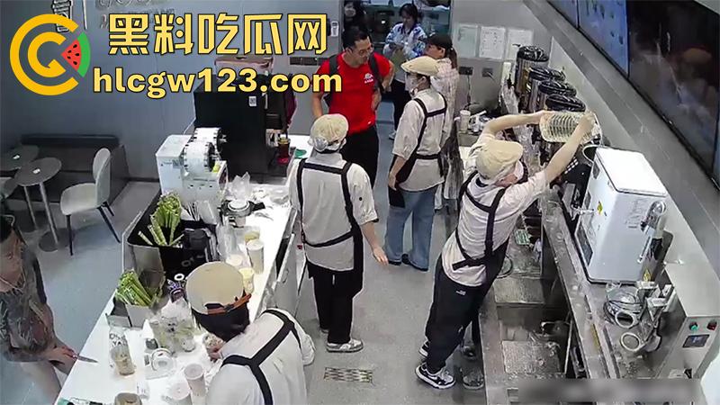 广东纹身精神小伙,吸毒后精神失常,全裸持刀冲入奶茶店,疯狂捅杀客人,全程无一人上前帮忙!