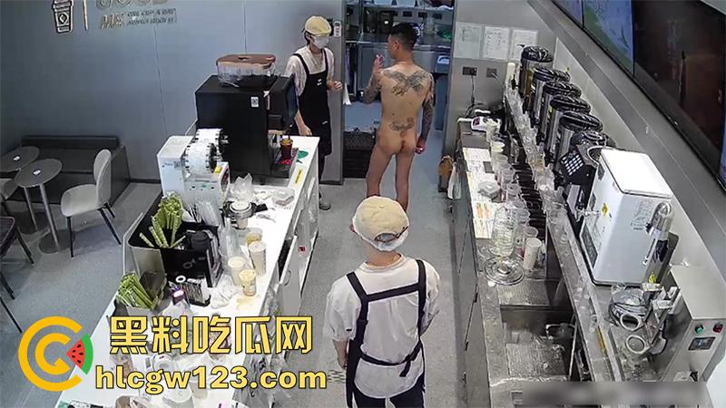 广东纹身精神小伙,吸毒后精神失常,全裸持刀冲入奶茶店,疯狂捅杀客人,全程无一人上前帮忙!