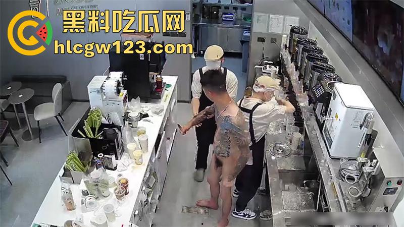 广东纹身精神小伙,吸毒后精神失常,全裸持刀冲入奶茶店,疯狂捅杀客人,全程无一人上前帮忙!