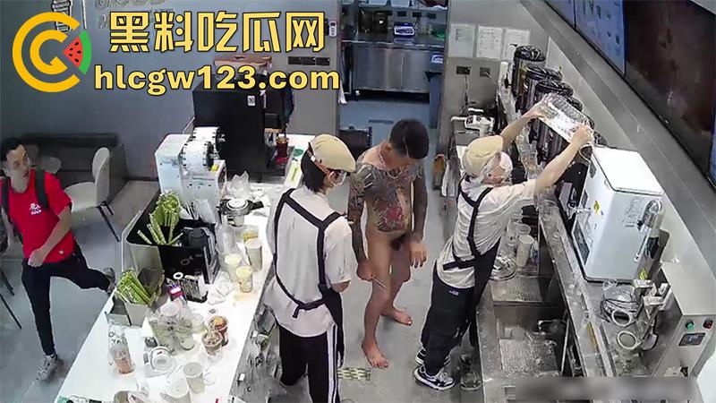 广东纹身精神小伙,吸毒后精神失常,全裸持刀冲入奶茶店,疯狂捅杀客人,全程无一人上前帮忙!