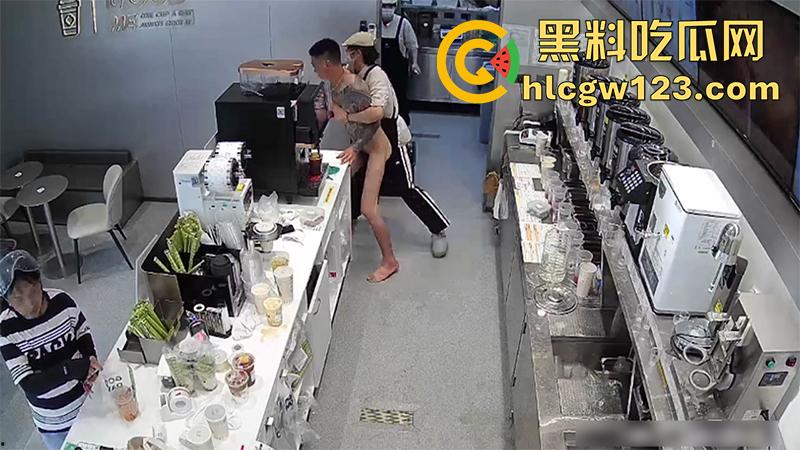 广东纹身精神小伙,吸毒后精神失常,全裸持刀冲入奶茶店,疯狂捅杀客人,全程无一人上前帮忙!