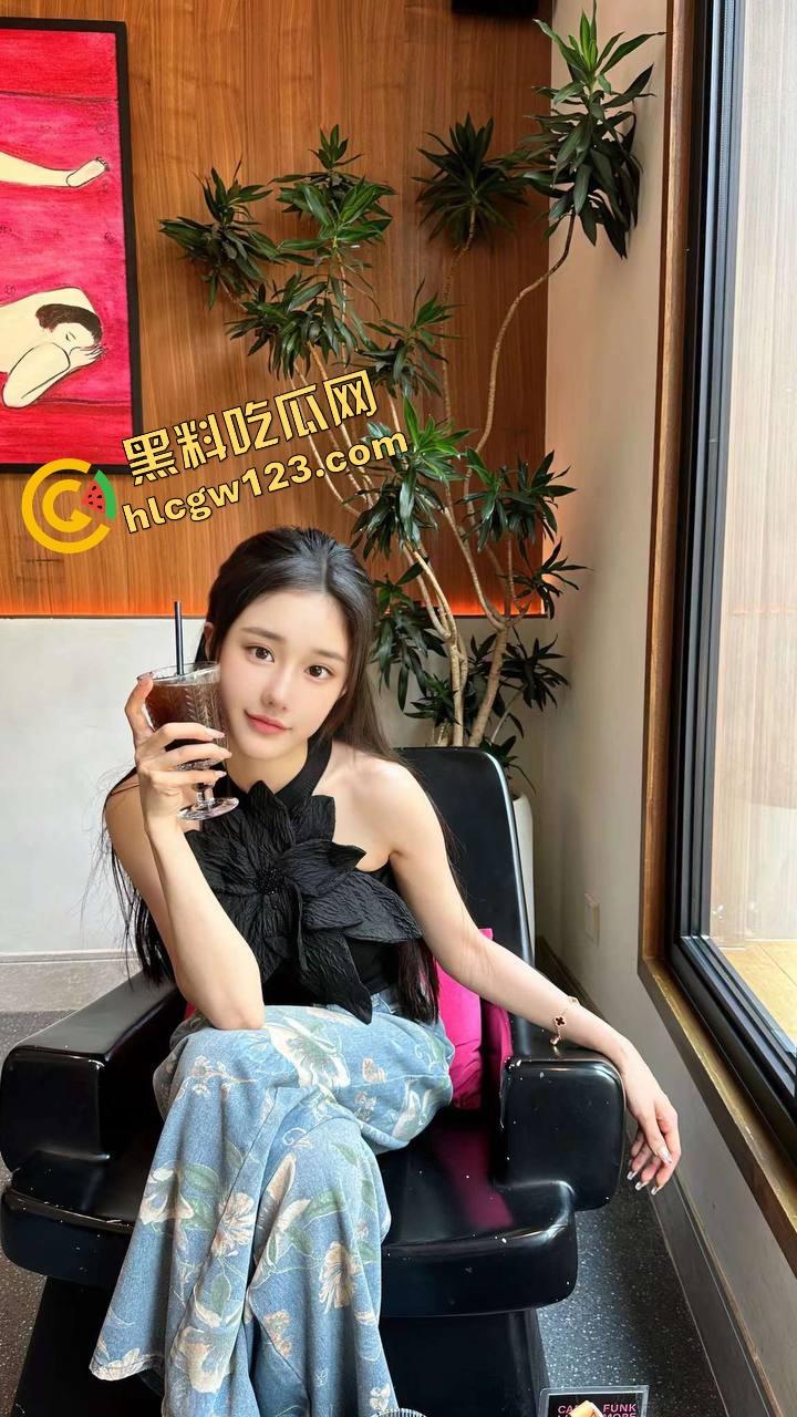 小鸡巴黄皮绿帽男亲手把媚黑骚妻送上黑人屌!舔逼捧蛋全程伺候,看着老婆被爆操到腿抽筋还在喊爽!