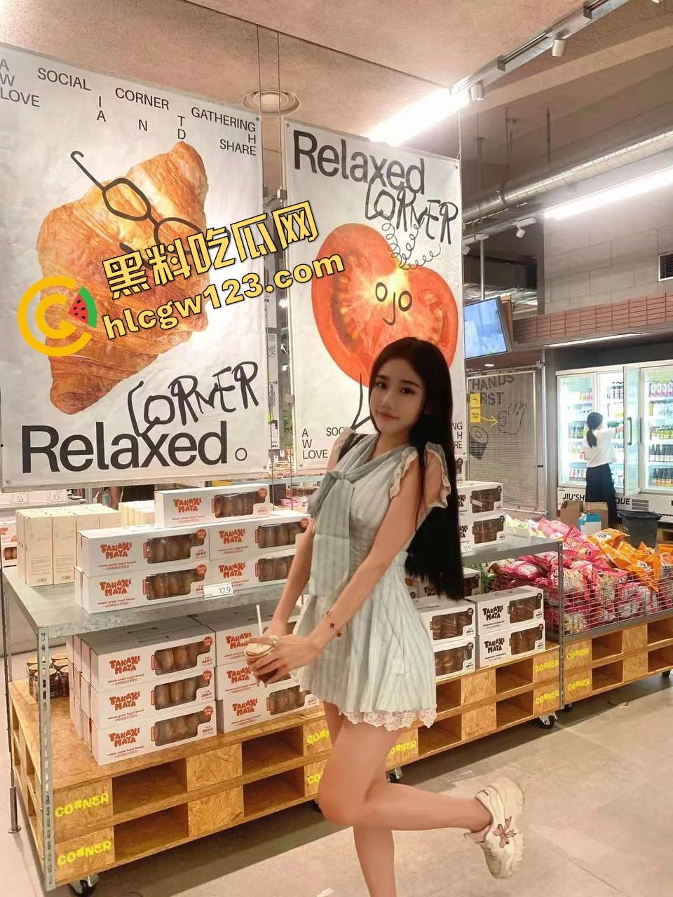 小鸡巴黄皮绿帽男亲手把媚黑骚妻送上黑人屌!舔逼捧蛋全程伺候,看着老婆被爆操到腿抽筋还在喊爽!