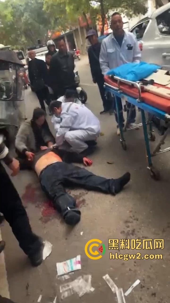 嚣张自有天收!成都龙泉驿开车男路怒 推搡辱骂外卖员被一招封喉