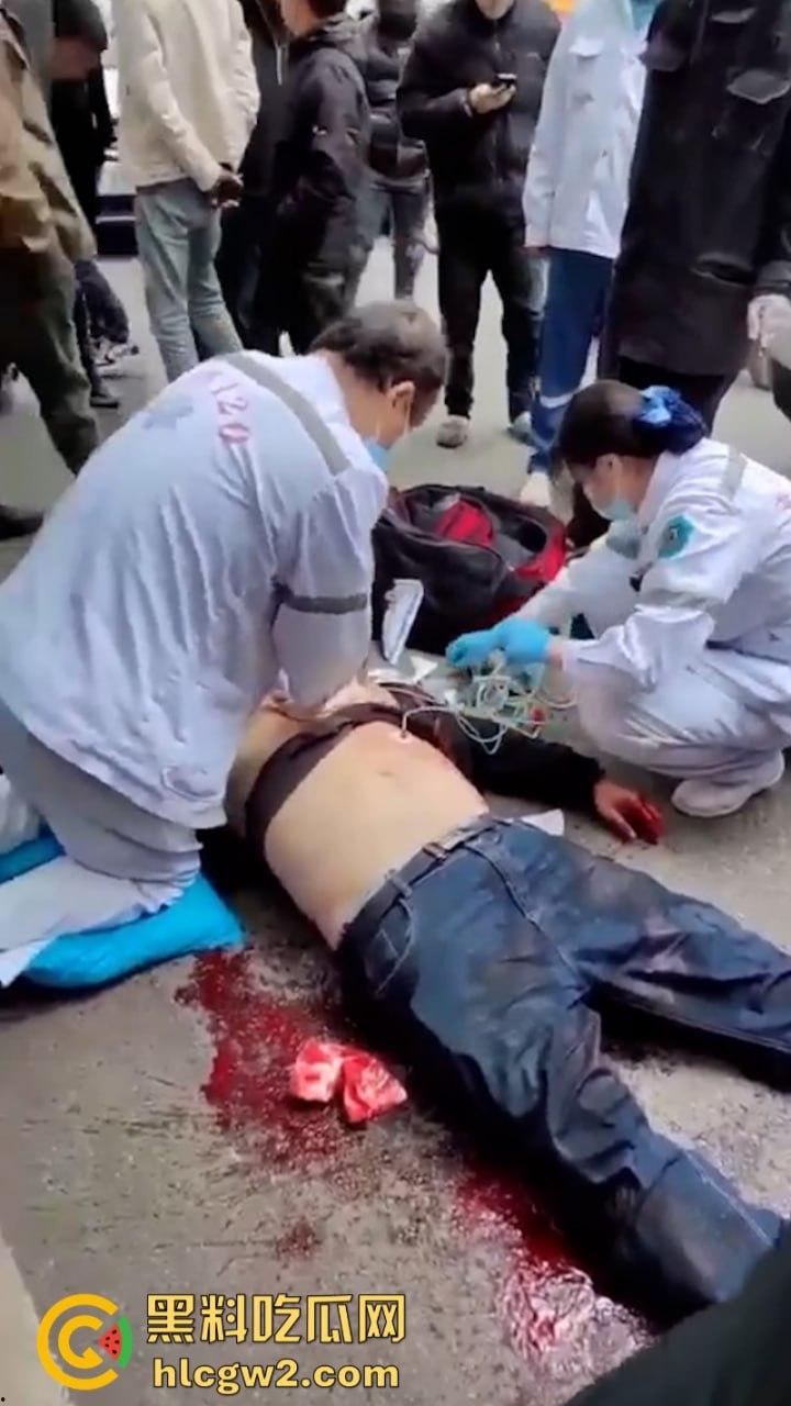 嚣张自有天收!成都龙泉驿开车男路怒 推搡辱骂外卖员被一招封喉