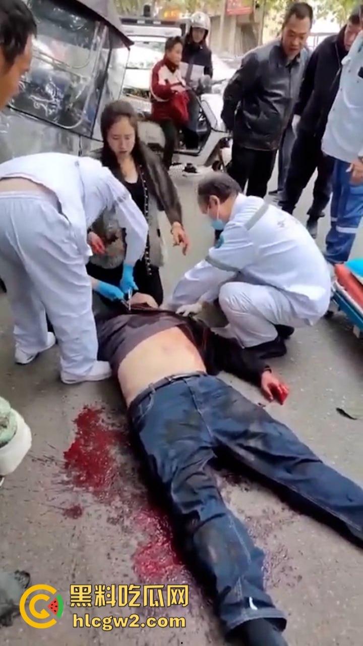 嚣张自有天收!成都龙泉驿开车男路怒 推搡辱骂外卖员被一招封喉