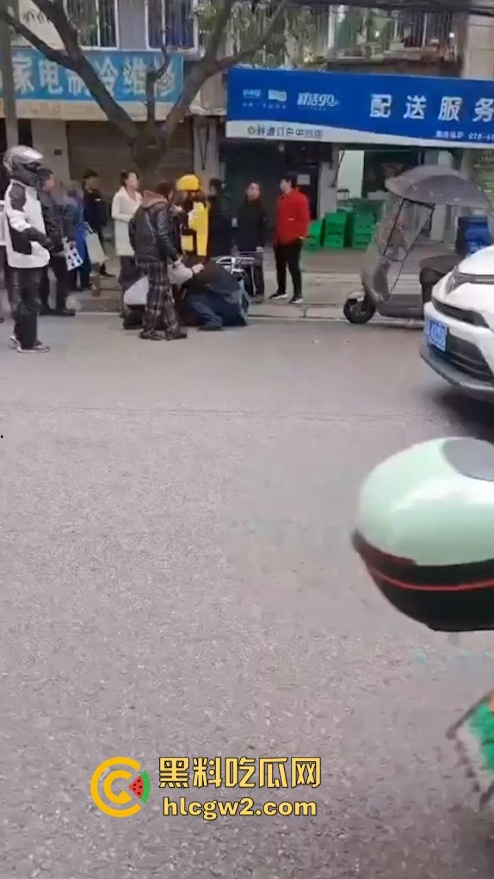 嚣张自有天收!成都龙泉驿开车男路怒 推搡辱骂外卖员被一招封喉