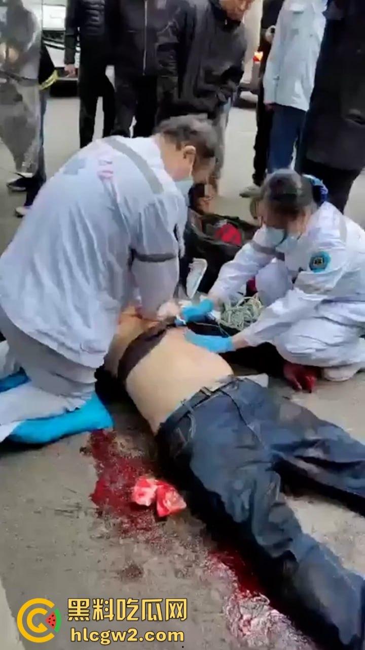 嚣张自有天收!成都龙泉驿开车男路怒 推搡辱骂外卖员被一招封喉