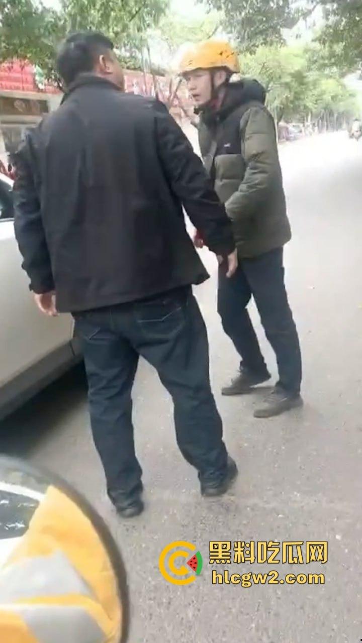 嚣张自有天收!成都龙泉驿开车男路怒 推搡辱骂外卖员被一招封喉