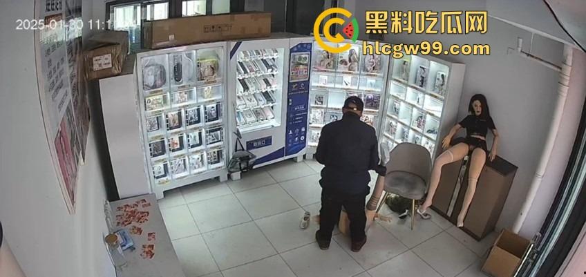 老群友情趣用品店现场试操充气娃娃,白丝不行就要黑丝,捣了几下才发现干操太疼,忘搞润滑油鸡儿磨破皮!