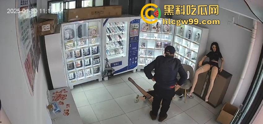 老群友情趣用品店现场试操充气娃娃,白丝不行就要黑丝,捣了几下才发现干操太疼,忘搞润滑油鸡儿磨破皮!