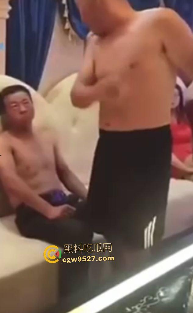 KTV玩游戏真打巴掌?光头大哥装黑社会真打狂送250元,这要是真进看守所黑社会都没用!