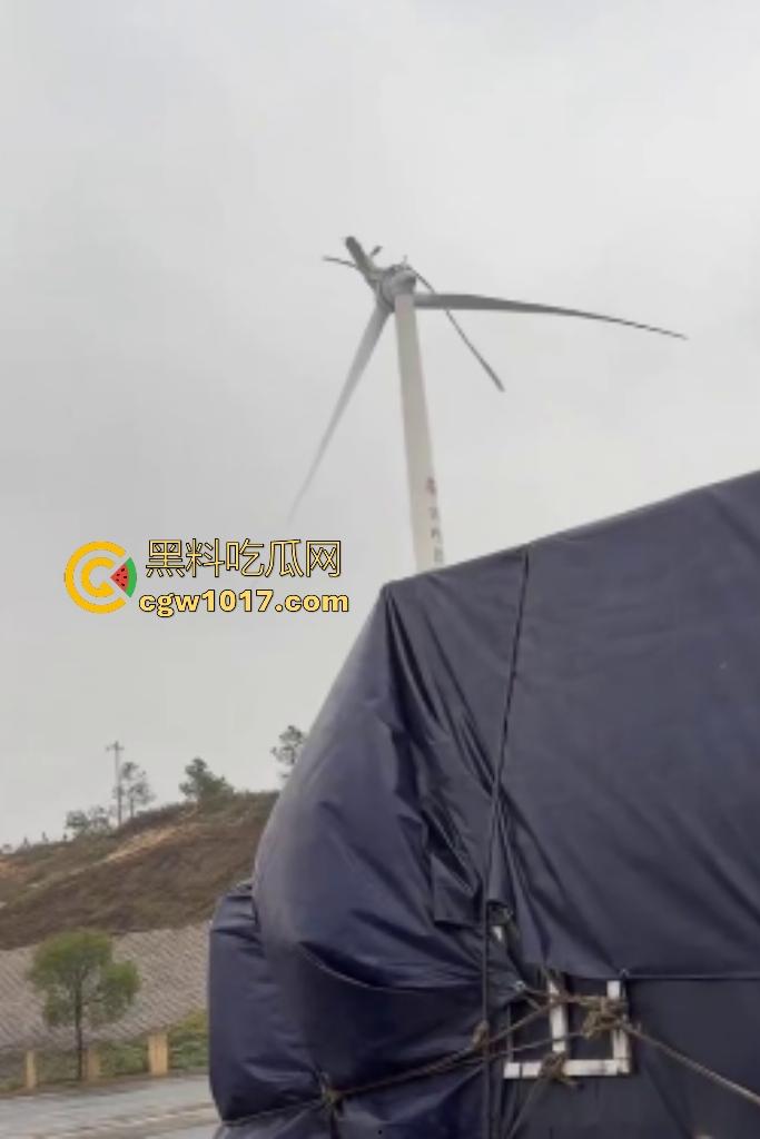 11月9日江西九江鄱阳湖服务区，吉电风扇叶突然断裂，玻璃纤维漫天飞舞，居民吸入有炸肺的风险，这都没人管？
