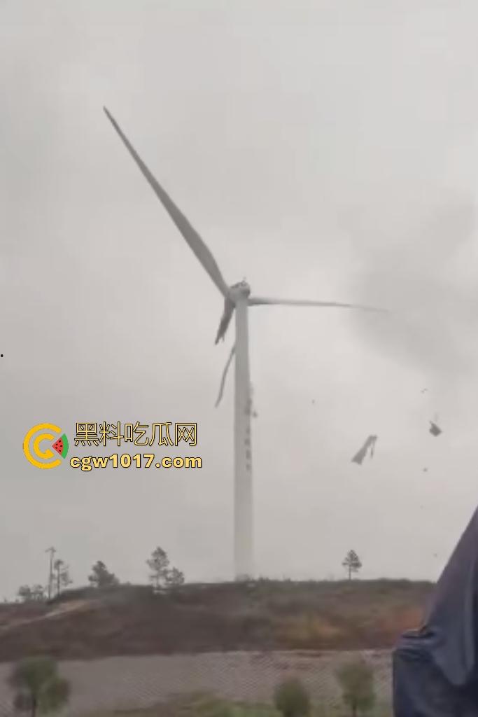 11月9日江西九江鄱阳湖服务区,吉电风扇叶突然断裂,玻璃纤维漫天飞舞,居民吸入有炸肺的风险,这都没人管?