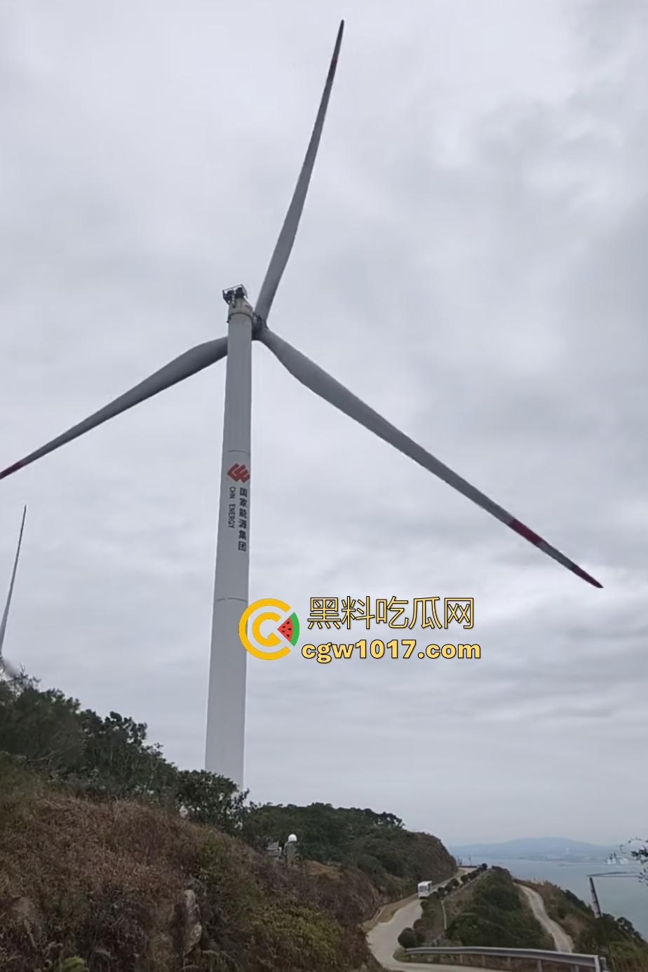 11月9日江西九江鄱阳湖服务区,吉电风扇叶突然断裂,玻璃纤维漫天飞舞,居民吸入有炸肺的风险,这都没人管?