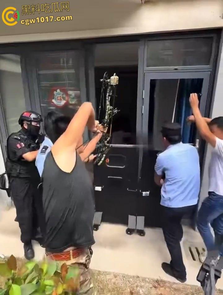 安徽马鞍山和县京都公馆,一头野猪将居民门撞坏后跑进居民家里,公安携带猎犬和道具将野猪麻醉 !