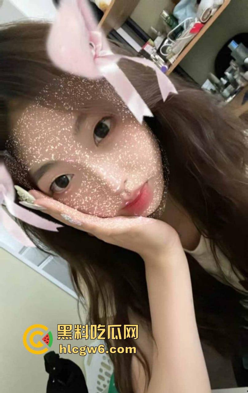 上海舞蹈生【刘静雯】视频泄露，车库男厕所双场狂操，清纯小浪货玩到腿软尿湿地，骚浪得让人头皮发麻！