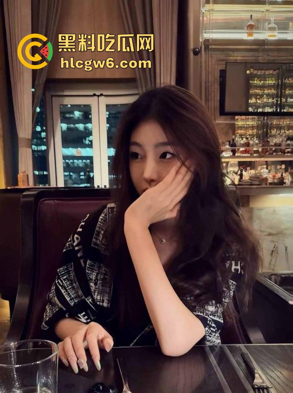 上海舞蹈生【刘静雯】视频泄露,车库男厕所双场狂操,清纯小浪货玩到腿软尿湿地,骚浪得让人头皮发麻!