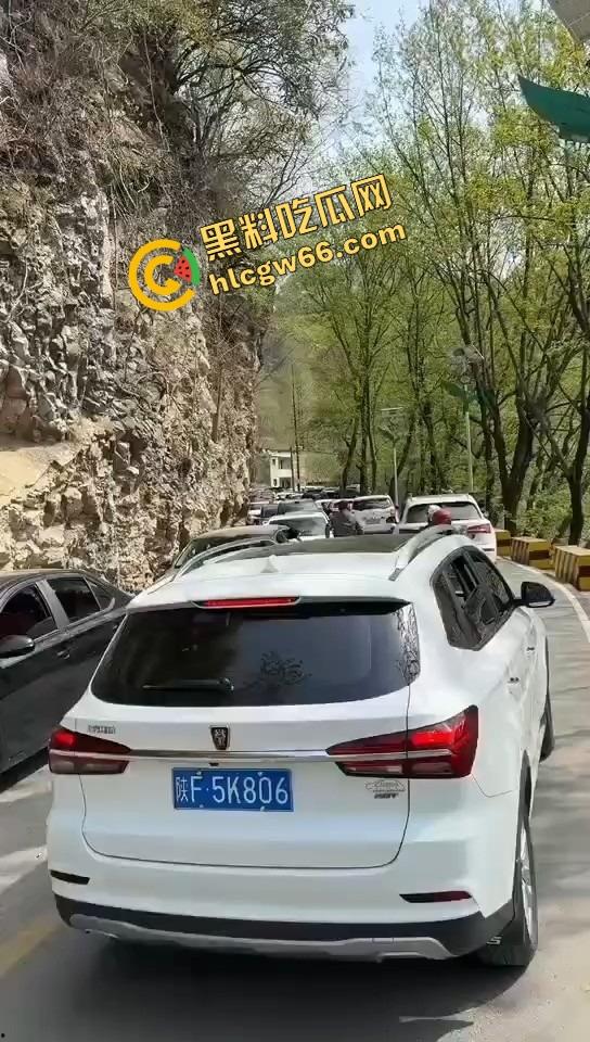 汉中勉县龙湾景区惊现社会姐持械现场，这家伙手里的不是传说中的真理吗？