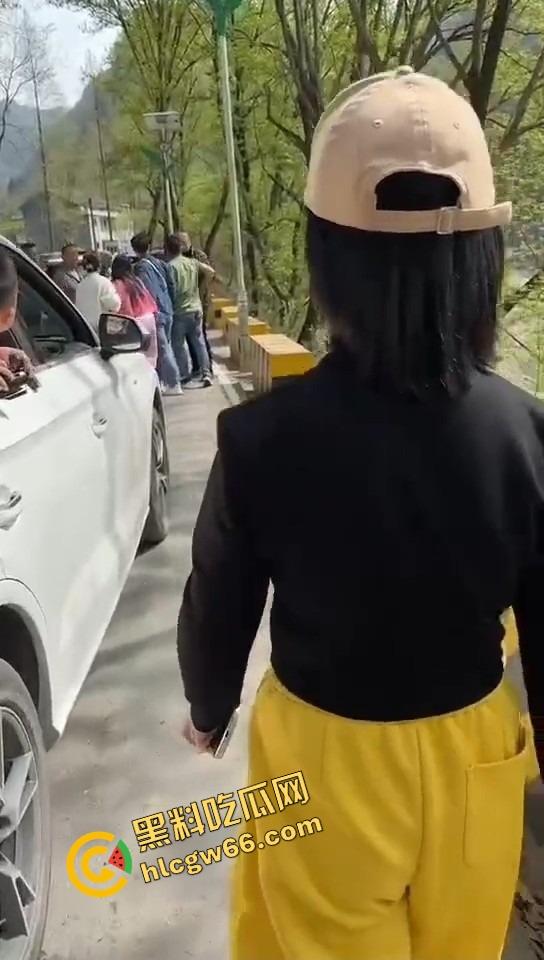 汉中勉县龙湾景区惊现社会姐持械现场,这家伙手里的不是传说中的真理吗?