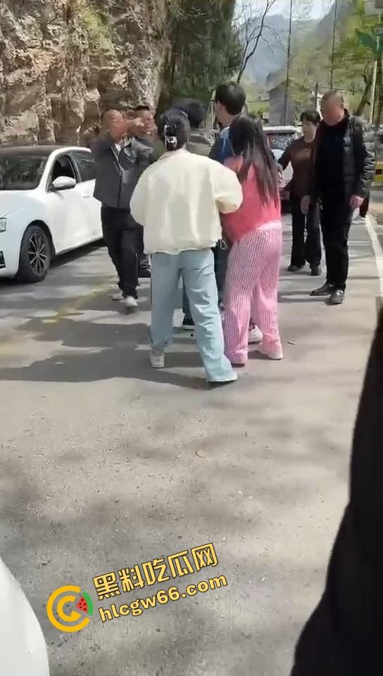 汉中勉县龙湾景区惊现社会姐持械现场,这家伙手里的不是传说中的真理吗?