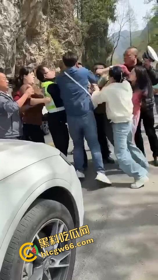 汉中勉县龙湾景区惊现社会姐持械现场,这家伙手里的不是传说中的真理吗?