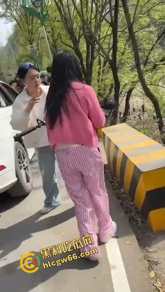 汉中勉县龙湾景区惊现社会姐持械现场,这家伙手里的不是传说中的真理吗?