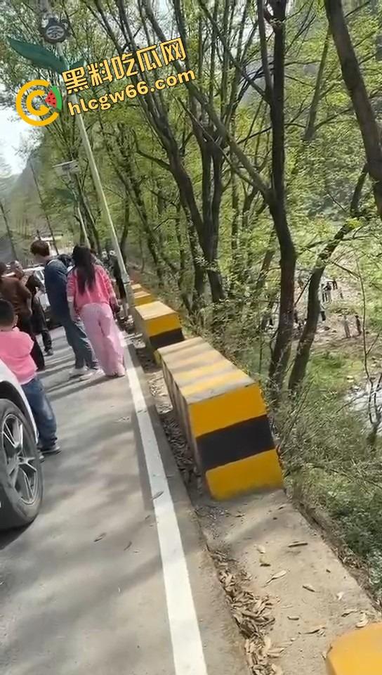 汉中勉县龙湾景区惊现社会姐持械现场,这家伙手里的不是传说中的真理吗?